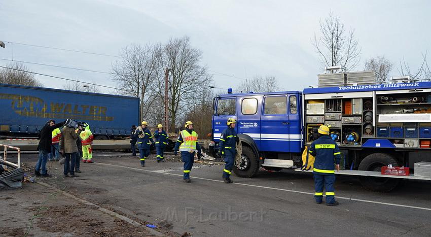 Schwerer VU Bus Zug Düsseldorf P133.JPG